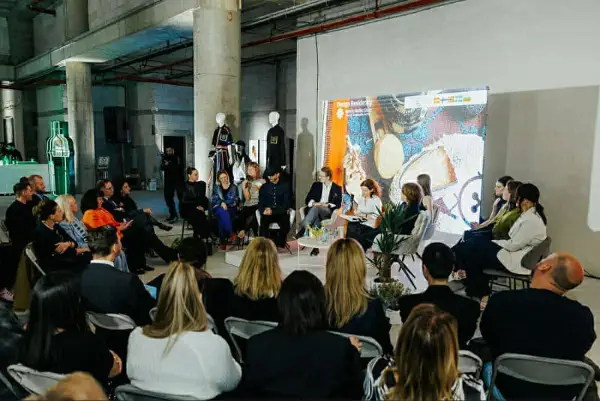 Помеѓу писта и систем: Вечерта кога модата доби контекст