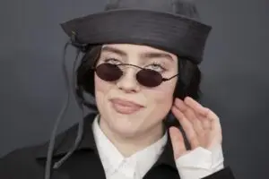 Маж кој ја демнеше Били Ајлиш загина откако бил удрен од воз