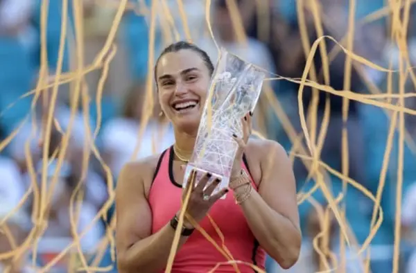 Сабаленка со победничкиот пехар на Мастерсот во Мајами