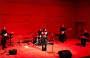 ФОТО+ВИДЕО | Емотивна ноќ во Филхармонија – Скопје и Весна Писаровиќ во еден глас ги отпеаја песните со кои пораснаа многу генерации