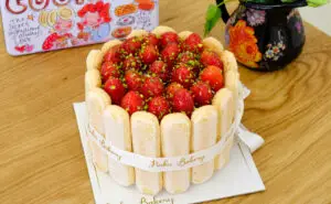 Вкусен десерт кој ќе ве освои – Рецепт за торта со јагоди која не треба да ја печете