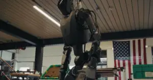 (ВИДЕО) „Терминаторите“ пристигнуваат во рововите: Хуманоидни роботи забележани на фронтот