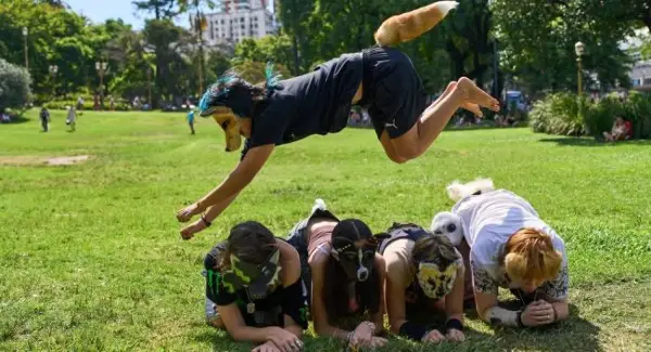 ТЕРИЈАНЦИ – ТИНЕЈЏЕРИ КОИ СЕ СМЕТААТ ЗА ЖИВОТНИ – Е НОВО ХИТ ДВИЖЕЊЕ ВО АРГЕНТИНА