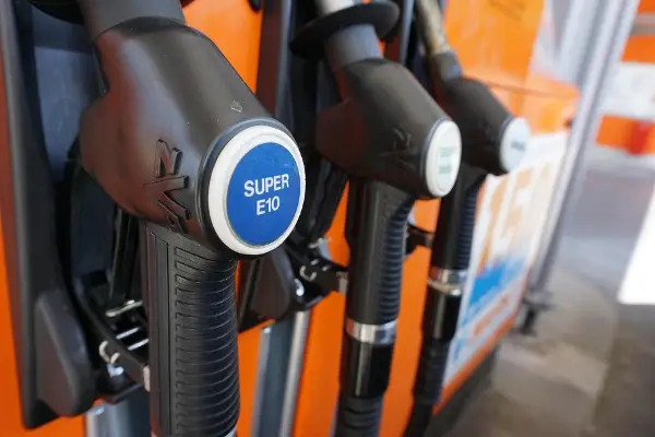 Австралија го преполови данокот на гориво, бидејќи војната на Блискиот Исток ги зголемува цените