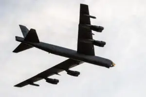 Први фотографии: Американскиот бомбардер B-52 носи прототипови на нови крстосувачки ракети