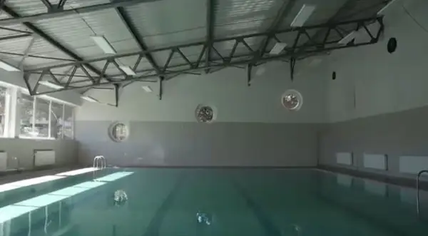 Училиштето „Никола Карев“ во Пробиштип е едно од ретките што имаат затворен базен - часовите по пливање се вистинска радост за учениците