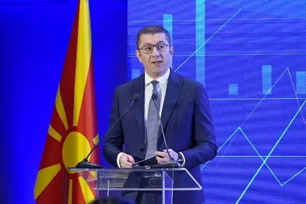 БЕЗ ПРЕДВИДЛИВОСТ И БЕЗ ЈАСЕН КРАЈ НЕМА УСТАВНИ ИЗМЕНИ Мицкоски нема да влегува во авантури, ќе се фокусира на реформите