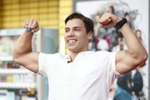 ФОТО | Крвта не е вода – синот на Арнолд Шварценегер победи на својот прв натпревар во бодибилдинг