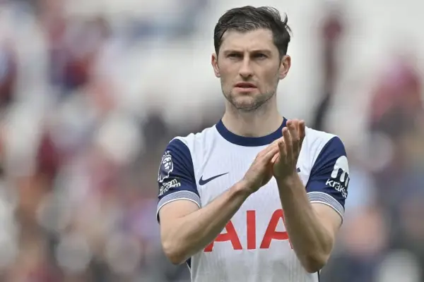 Дефанзивецот на Тотенхем, Дејвис, би можел да стане привремен тренер на тимот