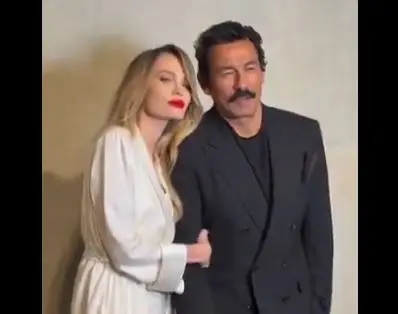 Анџелина Џоли во Шангај се фотографира со дизајнерот Хајдер Акерман држејќи го за рака