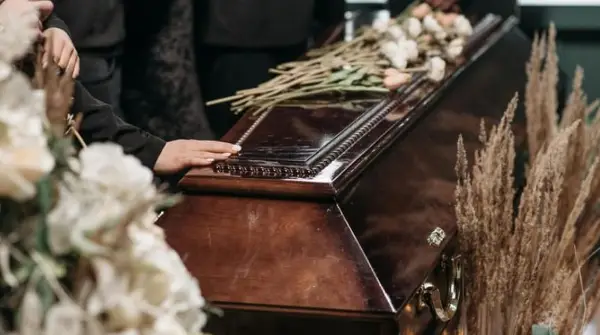 Отишол на погреб на пријател, а во ковчегот била неговата мајка- двете семејства шокирани