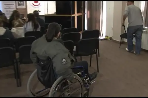 Доцнат хонорари, се кратат часови за лична асистенција, а лицата со попреченост остануваат без соодветна поддршка