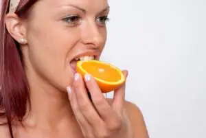 Ова сите го прават, а погрешно е и опасно! Еве зошто никако не треба да ги лупите портокалите со раце