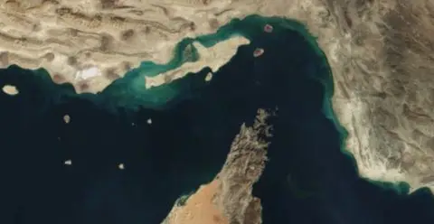 Ракета предизвика пожар откако погоди танкер во близина на Ормуската Теснина, екипажот безбеден