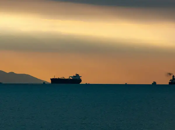 Нема истекување на нафта по нападот на кувајтскиот танкер во близина на пристаништето во Дубаи