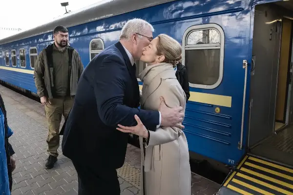 Каја Калас и делегација министри од ЕУ пристигнаа во Киев на годишнината од трагедијата во Буча