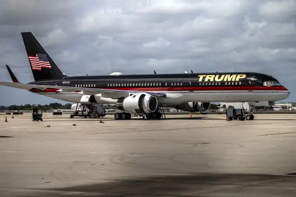 Гувернерот на Флорида го одобри преименувањето на аеродромот Палм Бич по Трамп