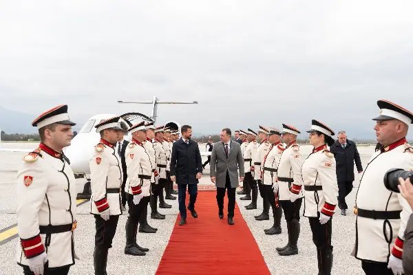 Министерот Андоновски го пречека претседателот на Црна Гора, Јаков Милатовиќ, на аеродромот во Скопје
