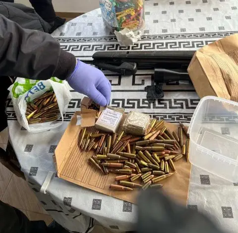 Претреси во Гостивар, пронајдени дрога, оружје и муниција, следува соодветна пријава