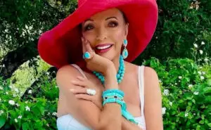 ФОТО | Навистина е тешко да се поверува дека има 92 години! Џоан Колинс во шик издание