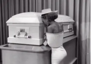 ФОТО | Тинејџерка си го одзела животот по онлајн злоставување, мајката објави фотографии од погребот и предизвика бура 