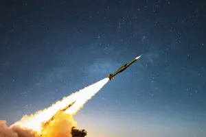 (ВИДЕО) Ова менува сè: Започна масовното производство на дрон што „размислува“ побрзо од човекот