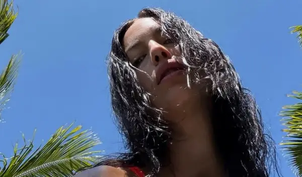 Ирина Шајк позира во мини бикини (ФОТО)