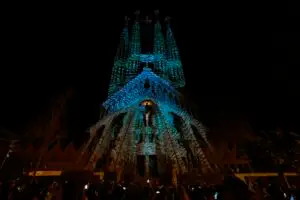 ФОТО+ВИДЕО | Светлосен спектакл на Саграда Фамилија – Илјадници беа сведоци на импресивно шоу за Страсната недела