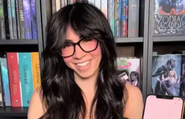 Млада Канаѓанка се заљуби во ВИ бот и откри дека може да бидат палави: Купи играчка (ВИДЕО)