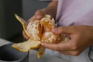 Зошто никогаш не треба да ја лупите белата обвивка на портокалот