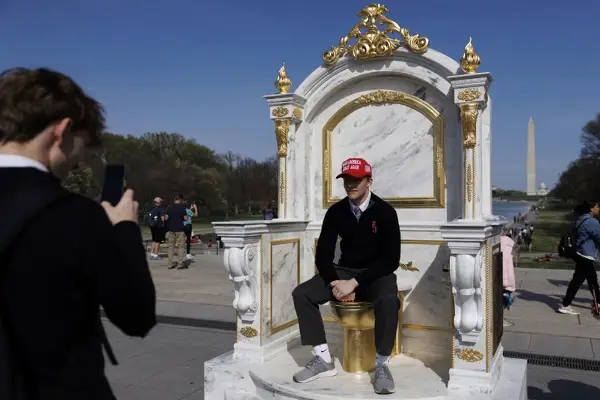 Во близина на Белата куќа е поставена огромна златна тоалетна школка: Почит за визионерот Трамп (ВИДЕО)