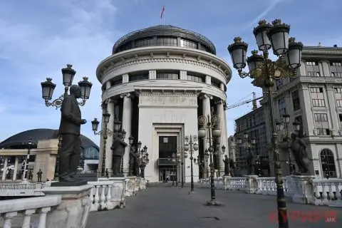 Гостиварецот кој го убил татко си, да ги прикрие трагите го измил телото и го подготвувал за погреб