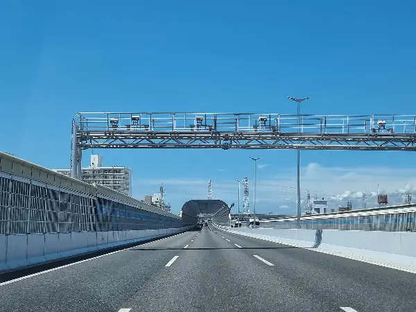 КАМЕРИ СО ВЕШТАЧКА ИНТЕЛИГЕНЦИЈА ЛОВАТ НЕСОВЕСНИ ВОЗАЧИ ВО ГРЦИЈА, веќе паѓаат казни, властите најавуваат проширување на системот