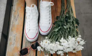 Ефикасни совети како да ги исчистите белите платнени патики