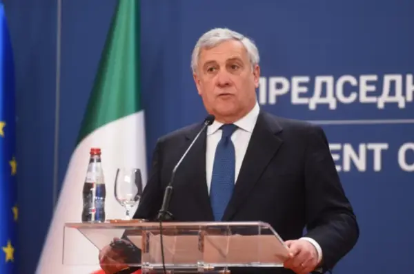 Тајани ја откажа посетата на Србија додека протоколот го чекал на аеродром