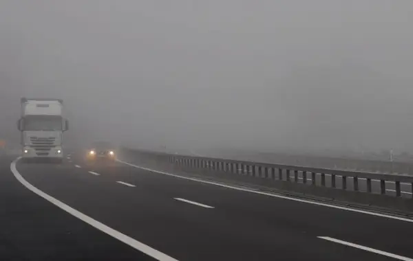 Намалена видливост поради магла на патниот правец Лисец – Попова Шапка, во Крушево и на планинскиот превој Плетвар