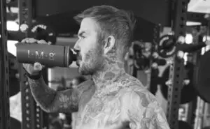 ФОТО | Извајано тело и на 50 години – Дејвид Бекам позираше без маица додека вежба