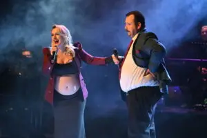 Се огласи актерката Емилија по критиките дека настапила со откриен стомак на „Глумците пеат“: „Не знаев дека толку луѓе ќе вознемири бремена жена што пее“