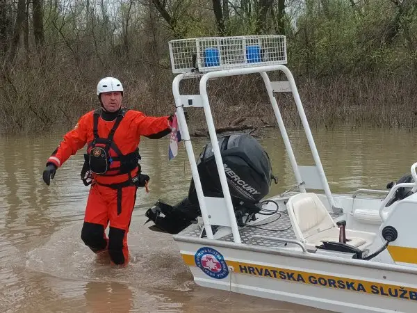 Десетици луѓе се спасуваат од надојдената Сава