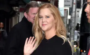 ФОТО | Актерката Ејми Шумер е подготвена да ја дочека сезоната на бикини – со насмевка и 22 кг помалку