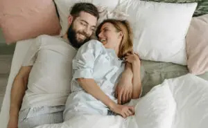 Студија открива – водењето љубов наутро го зголемува успехот и шансите за покачување на платата