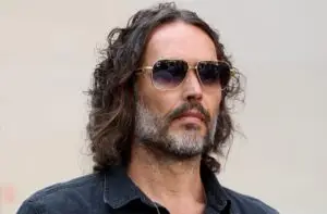 Судењето на Расел Бренд за силување и сексуален напад одложено до есен – тој тврди дека е невин