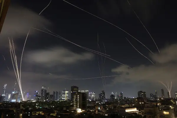 Властите во Израел и Абу Даби соопштија за нови воздушни напади утрово