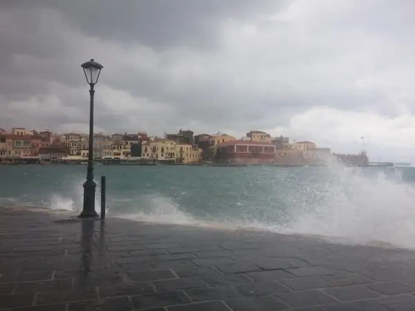 Една жртва во невремето во Грција, предизвикани материјални штети