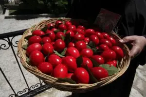 ВИДЕО | Вапсајте ги јајцата во огнено црвена боја како Грците: Ова е нивниот трик за лесно лупење на лушпата, но и за интензивна боја што трае