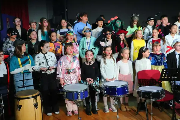 Под маски и музика одбележан 1 Април во Куманово (ФОТО)