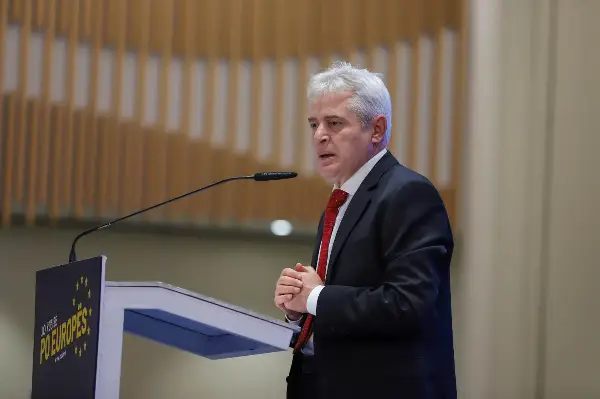 Ахмети: Кој го чепка албанскиот јазик, го чепка самиот темел на државата