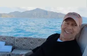 ФОТО | Иако поради болеста не живее со сопругата и децата, насмевката на Брус Вилис покажува дека тој сепак е среќен