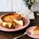 Идеален десерт за Велигден – рецепт за Баскиска торта од сирење што го освои светот, иако е изгорена