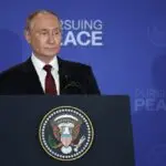 Путин подготвен да помогне за мирна разрешница на војната на Блискиот Исток